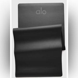 Alo yoga warrior mat in black